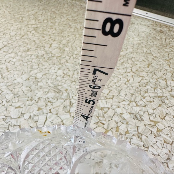 Beautiful vintage pressed glass bowl with sawtooth edge and beautiful patters - Picture 5 of 6